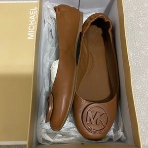 Michael Kors flats ✨
